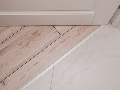 Как сделать стык ламината и плитки.