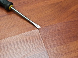 Как можно устранить скрип ламината.