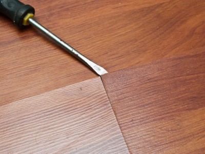 Как можно устранить скрип ламината.