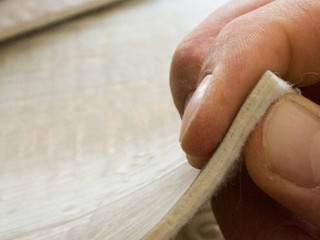 Какой защитный слой должен быть у линолеума для укладки в квартиру?